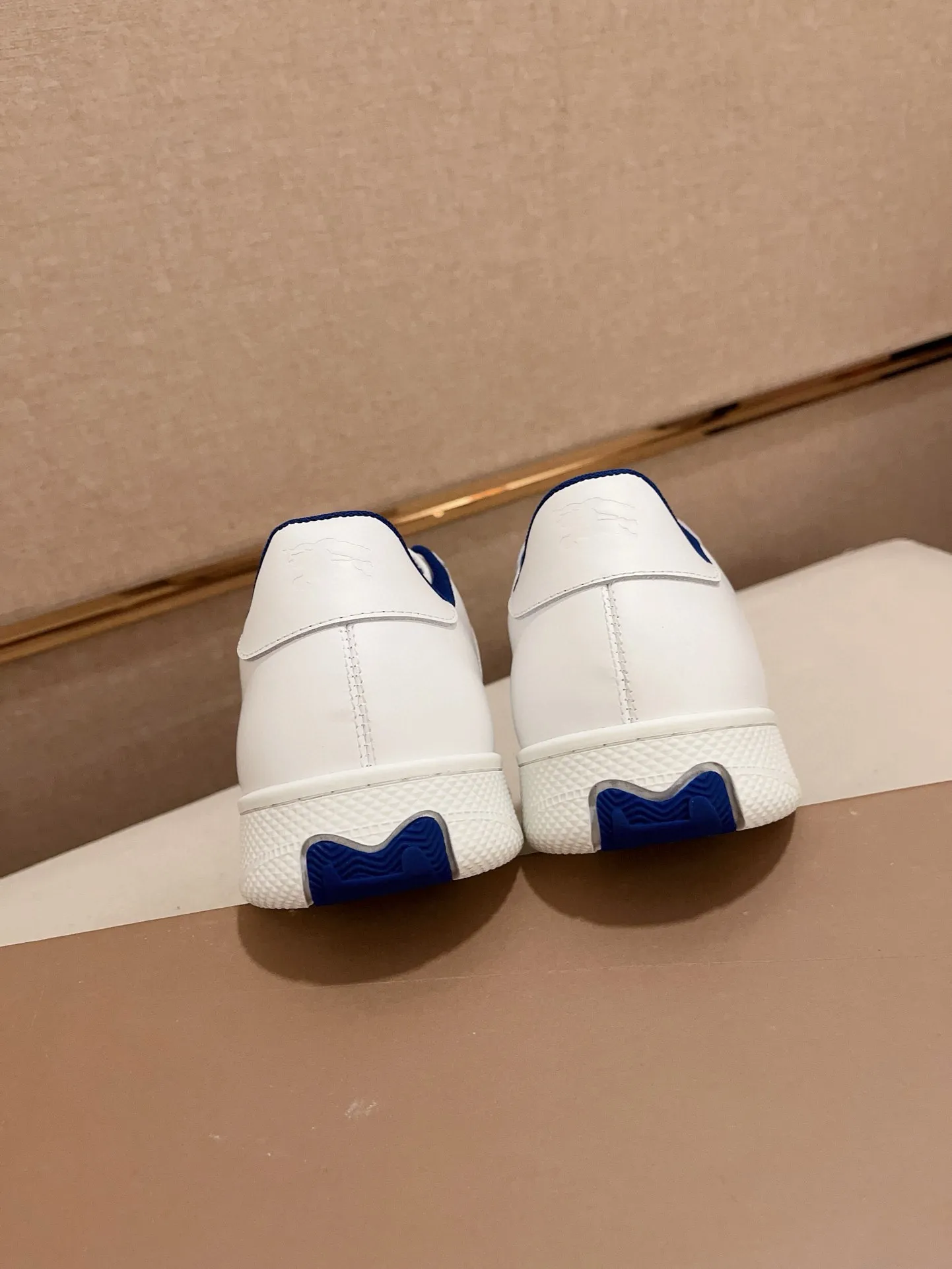 Men's shoes 💰: 560💰🇮🇹🇮🇹The counters are synchronized with Burberry's top purchasing agents🔍🔍Synchronized sales. Positive code number: 38-44. Italian imported cowhide, fully imported sheepskin lining, sole: original sole provided by the original factory, exclusive movable molded sole, super comfortable, original factory follow-up order, 🔍🔍high quality, you can enter and leave the counter at will, welcome to compare (45 yuan for customization, no return or exchange)